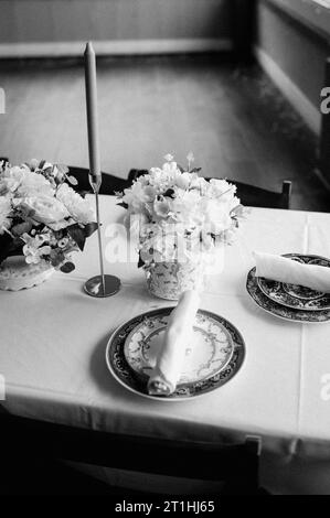 Un tavolo da pranzo nuziale in bianco e nero di fronte a una grande finestra Foto Stock