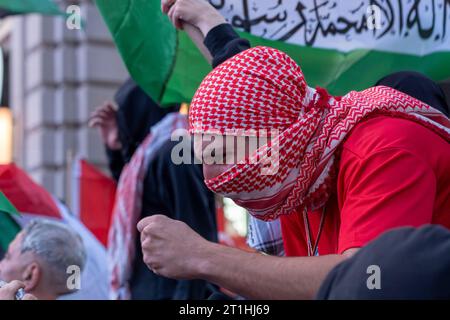 New York, New York, USA. 13 ottobre 2023. (NUOVO) attivisti pro-palestinesi si riuniscono per Una giornata d'azione. 13 ottobre 2023, New York, New York, USA: Il protestore pro-palestinese urla contro i passanti durante una protesta palestinese a Day of Action a Times Square il 13 ottobre 2023 a New York City. In tutto il paese e in tutto il mondo, la gente sta organizzando manifestazioni e veglie sia per palestinesi che per israeliani a seguito di un attacco a sorpresa di Hamas il 7 ottobre. L'attacco ha portato a un bombardamento di Gaza da parte dell'esercito israeliano e a una possibile invasione terrestre del territorio. (Credito: M1 Foto Stock