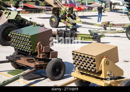 Lanciarazzi a canna multipla (MRL) o sistema a razzo multiplo (MLRS) con 32 tubi di lancio del calibro 128 mm, equipaggiamento militare di guerra, Foto Stock