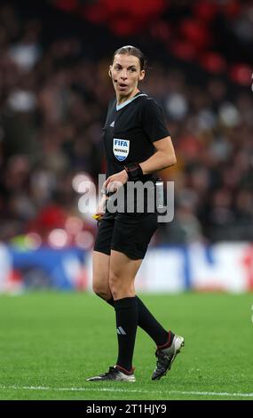 Londra, Regno Unito. 13 ottobre 2023. L'arbitro Stéphanie Frappart durante la partita amichevole internazionale al Wembley Stadium di Londra. Il credito fotografico dovrebbe leggere: David Klein/Sportimage credito: Sportimage Ltd/Alamy Live News Foto Stock