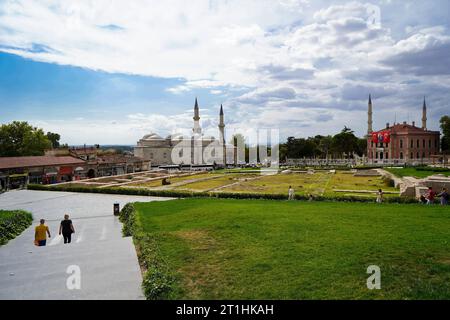 L'edificio del comune di Edirne e la vecchia Moschea sono visibili dal giardino della Moschea Selimiye, 16 settembre 2023 Edirne Turchia Foto Stock