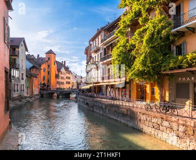 Quai de l'évêché e parte posteriore del Palais de l'isle, al tramonto, ad Annecy, alta Savoia, Francia Foto Stock