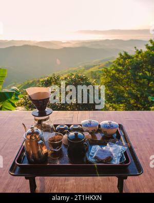 Al mattino, sorseggia un caffè con uno sguardo alle montagne di Doi Chang Chiang Rai Thailandia Foto Stock