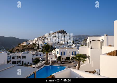 IOS, Grecia - 9 settembre 2023: Veduta di un pittoresco hotel con piscina e del villaggio di iOS Grecia in bianco sullo sfondo Foto Stock