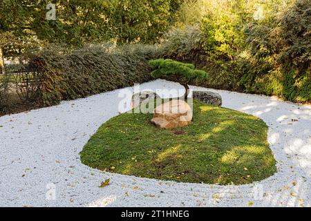 Giardino Zen asciutto appena creato nel giardino giapponese di Digione. Jardin zen sec Nouvellement créé au jardin japonais de Dijon. Foto Stock