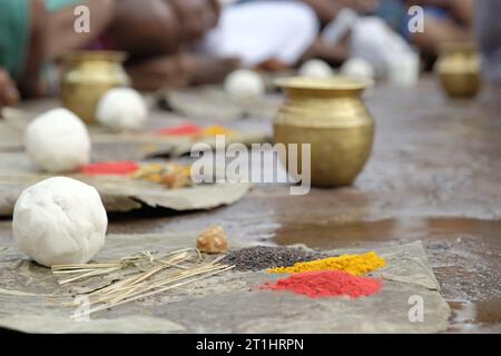 Colori vivaci si tuffano nell'aria a Varanasi, Mathura, India. Holi è un antico festival indù, noto anche come festival di primavera, che celebra l'arrivo di Foto Stock