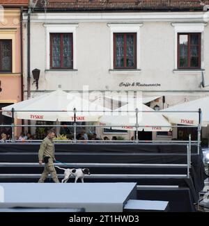 Sandomierz, Polonia. 13 ottobre 2023. Un membro dei servizi di sicurezza dello Stato (SOP) è visto con un cane da decantazione sniffer a Sandomierz, Polonia il 13 ottobre 2023. (Foto di Jaap Arriens/Sipa USA) credito: SIPA USA/Alamy Live News Foto Stock