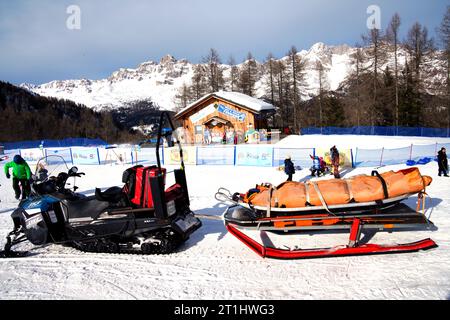 Sci, servizio di soccorso, Falcade-Molino, Dolomiti, provincia di Belluno, regione Veneto, Italia Foto Stock