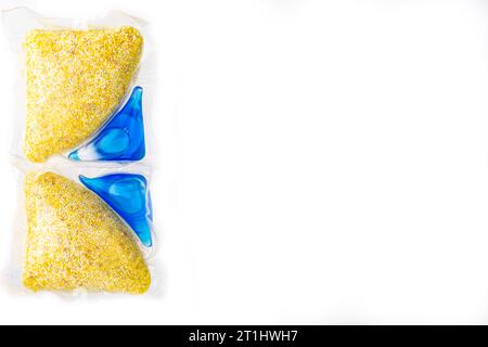 capsule con polvere gialla e gel per lavastoviglie blu per l'iscrizione Foto Stock