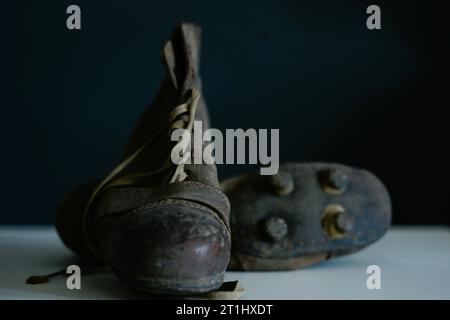 Vecchio calcio Stivali e palla 1930 / Cristi Stavri Foto Stock