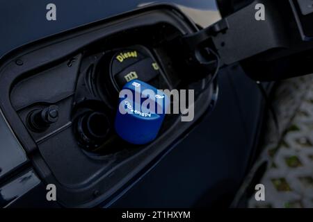 Errore di infusione di carburante AdBlue nel sistema adblue della vettura Foto Stock