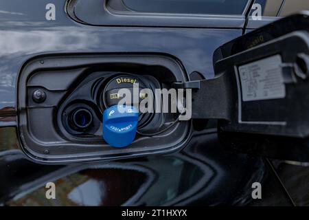 Errore di infusione di carburante AdBlue nel sistema adblue della vettura Foto Stock