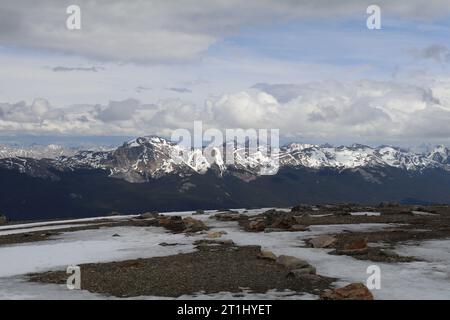 Vista panoramica del paesaggio montano, cime con depositi di zolfo arancio, natura incontaminata, skyline di zolfo, vicino alle sorgenti termali Miette, Jasper. Foto Stock