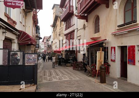 una strada di saint jean de luz in inverno, francia Foto Stock