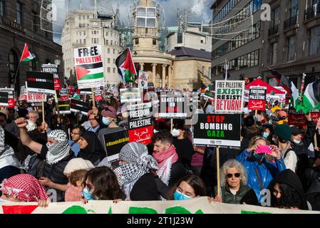 Portland Place, Londra, Regno Unito. 14 ottobre 2023. Una protesta è in corso contro l'escalation dell'azione militare nella Striscia di Gaza mentre il conflitto tra Israele e Hamas continua. Organizzati da gruppi tra cui Palestine Solidarity Campaign e Stop the War Coalition, dal titolo «National Demonstration: March for Palestine» e con inviti a «porre fine alla violenza» e «porre fine all’apartheid», i manifestanti si sono riuniti al di fuori della BBC a Portland Place Foto Stock