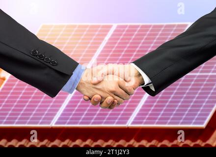 Stretta di mano, ingegneria e lavoro di squadra con persone e pannelli solari per partnership, energia rinnovabile o affare.stringere la mano per eco, b2b o benvenuto.Verde Foto Stock