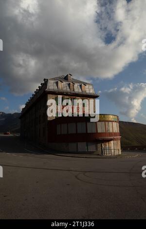 Furka Pass, Svizzera - 4 luglio 2022: L'antico e chiuso hotel di montagna Belvedere situato vicino al ghiacciaio del Rodano presso il passo Furka, Svizzera. Foto Stock