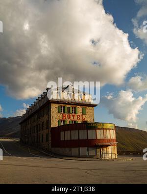 Furka Pass, Svizzera - 4 luglio 2022: L'antico e chiuso hotel di montagna Belvedere situato vicino al ghiacciaio del Rodano presso il passo Furka, Svizzera. Foto Stock