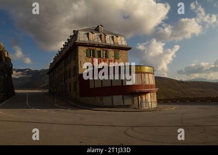 Furka Pass, Svizzera - 4 luglio 2022: L'antico e chiuso hotel di montagna Belvedere situato vicino al ghiacciaio del Rodano presso il passo Furka, Svizzera. Foto Stock