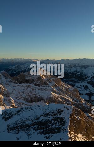 Stupendo paesaggio invernale al tramonto con vista dalle Alpi Allgau sul Bregenzer Wald in Austria fino al Monte Saentis in Svizzera Foto Stock
