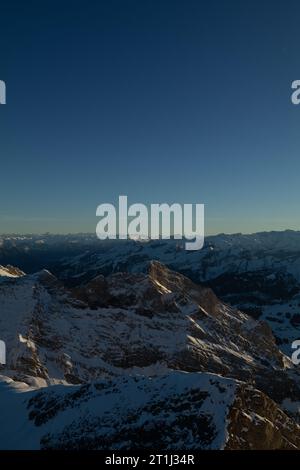 Stupendo paesaggio invernale al tramonto con vista dalle Alpi Allgau sul Bregenzer Wald in Austria fino al Monte Saentis in Svizzera Foto Stock