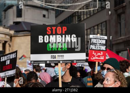 Portland Place, Londra, Regno Unito. 14 ottobre 2023. Una protesta è in corso contro l'escalation dell'azione militare nella Striscia di Gaza mentre il conflitto tra Israele e Hamas continua. Organizzati da gruppi tra cui Palestine Solidarity Campaign e Stop the War Coalition, dal titolo «National Demonstration: March for Palestine» e con inviti a «porre fine alla violenza» e «porre fine all’apartheid», i manifestanti si sono riuniti al di fuori della BBC a Portland Place. Basta bombardare il cartello di Gaza Foto Stock