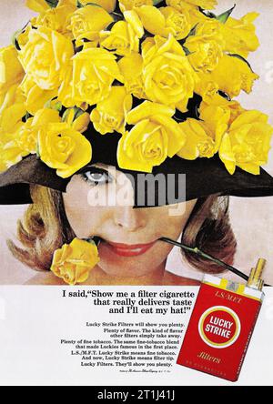 1966 Lucky Strike sigarette M.F.T. ad "i Will Eat My Hat". Foto Stock