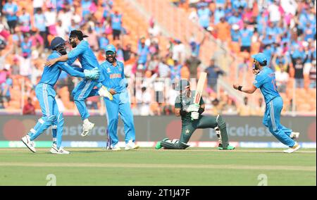 Ahmeddabad, Gujarat, INDIA. 14 ottobre 2023. ICC Men's Cricket World Cup INDIA 2023: I.INDIA VS PAKISTAN : India vince il lancio e decide di schierarsi.PAKISTAN 156 per 3 (Credit Image: © Seshadri Sukumar/ZUMA Press Wire) SOLO EDITORIALE! Non per USO commerciale! Crediti: ZUMA Press, Inc./Alamy Live News Foto Stock