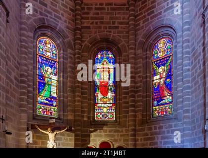 Vetrate colorate nella chiesa di Parrocchia Cristo Re Leuca, Santa Maria di Leuca, un villaggio sulla costa adriatica sulla penisola salentina, Italia meridionale Foto Stock