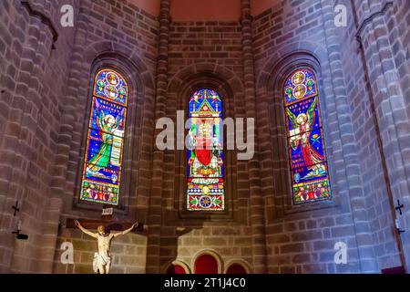 Vetrate colorate nella chiesa di Parrocchia Cristo Re Leuca, Santa Maria di Leuca, un villaggio sulla costa adriatica sulla penisola salentina, Italia meridionale Foto Stock