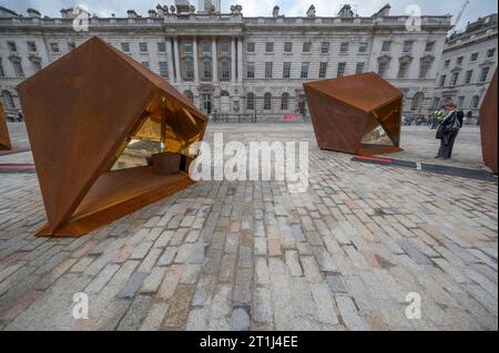 Somerset House, Londra, Regno Unito. 13 ottobre 2023. 1-54 Contemporary African Art Fair si svolge durante la Frieze WEEK dal 12 ottobre al 15 ottobre con oltre 170 artisti che lavorano attraverso una vasta gamma di mezzi, dalla pittura e scultura ai media misti e all'installazione rappresentati. La Fiera si tiene per il quarto anno in collaborazione con la casa d'asta di Christie. Immagine: Commissionata appositamente per la Corte della Fontana di Edmond J. Safra presso la Somerset House, l'artista marocchino Amine El Gotaibi presenta il suo lavoro più ambizioso fino ad oggi: "Illuminate the Light" in collaborazione con la MCC Gallery di Marrakech, Marocco. L'artista presenta TW Foto Stock