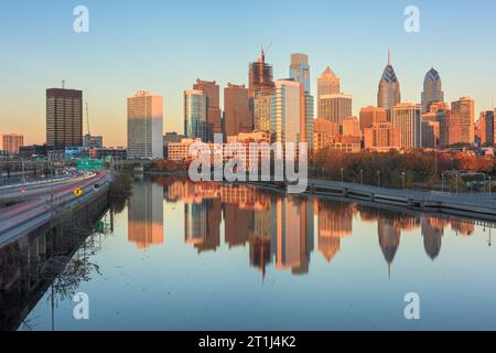 Philadelphia, Pennsylvania, USA skyline del centro al tramonto sul fiume Schuylkill. Foto Stock