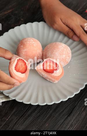 Daifuku alle fragole o Ichigo Daifuku Mochi, Mochi rosa giapponese con gelato Foto Stock