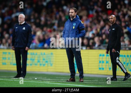 LONDRA, Regno Unito - 13 ottobre 2023: Il manager dell'Inghilterra Gareth Southgate guarda all'amichevole tra Inghilterra e Australia a Wemble Foto Stock