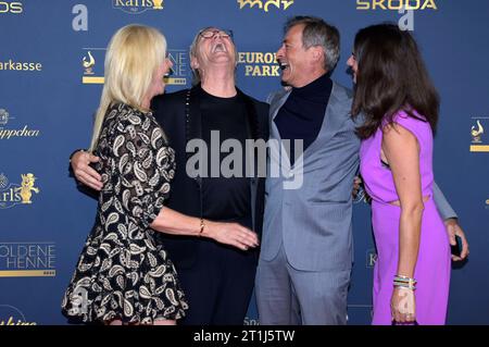 Gesine Lippert, Wolfgang Lippert, Jan Sosniok und Nadine Sosniok bei der 29. Verleihung der Goldenen Henne 2023 im Studio 3 der Media City des MDR. Lipsia, 13.10.2023 *** Gesine Lippert, Wolfgang Lippert, Jan Sosniok e Nadine Sosniok alla cerimonia di premiazione della gallina d'oro 29 2023 nello Studio 3 della Media City di MDR Lipsia, 13 10 2023 foto:XF.xKernx/xFuturexImagex henne 3082 credito: Imago/Alamy Live News Foto Stock