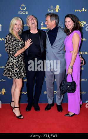 Gesine Lippert, Wolfgang Lippert, Jan Sosniok und Nadine Sosniok bei der 29. Verleihung der Goldenen Henne 2023 im Studio 3 der Media City des MDR. Lipsia, 13.10.2023 *** Gesine Lippert, Wolfgang Lippert, Jan Sosniok e Nadine Sosniok alla cerimonia di premiazione della gallina d'oro 29 2023 nello Studio 3 della Media City di MDR Lipsia, 13 10 2023 foto:XF.xKernx/xFuturexImagex henne 3079 credito: Imago/Alamy Live News Foto Stock