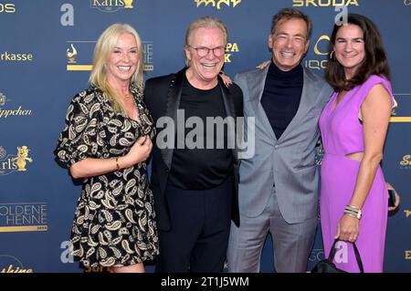 Gesine Lippert, Wolfgang Lippert, Jan Sosniok und Nadine Sosniok bei der 29. Verleihung der Goldenen Henne 2023 im Studio 3 der Media City des MDR. Lipsia, 13.10.2023 *** Gesine Lippert, Wolfgang Lippert, Jan Sosniok e Nadine Sosniok alla cerimonia di premiazione della gallina d'oro 29 2023 nello Studio 3 della Media City di MDR Lipsia, 13 10 2023 foto:XF.xKernx/xFuturexImagex henne 3081 credito: Imago/Alamy Live News Foto Stock