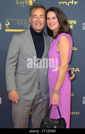 Jan Sosniok mit Ehefrau Nadine Sosniok bei der 29. Verleihung der Goldenen Henne 2023 im Studio 3 der Media City des MDR. Lipsia, 13.10.2023 *** Jan Sosniok con la moglie Nadine Sosniok alla cerimonia di premiazione 29 della gallina d'oro 2023 nello Studio 3 della Media City di MDR Lipsia, 13 10 2023 foto:XF.xKernx/xFuturexImagex henne 3078 credito: Imago/Alamy Live News Foto Stock