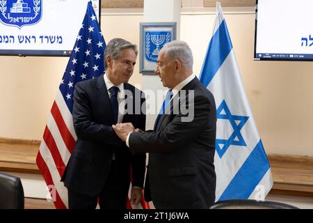 Tel Aviv, Israele. 12 ottobre 2023. Il Segretario di Stato degli Stati Uniti Antony Blinken, a sinistra, stringe la mano al primo Ministro israeliano Benjamin Netanyahu durante il loro incontro bilaterale alla Kirya, il 12 ottobre 2023 a Tel Aviv, Israele. Blinken è nella regione per dimostrare sostegno dopo i brutali attentati terroristici di Hamas. Credito: Chuck Kennedy/State Department Photo/Alamy Live News Foto Stock