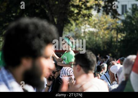 Istanbul, Turchia. 13 ottobre 2023. Un ragazzo che indossa una fascia verde visto essere portato sulla spalla di suo padre durante una manifestazione di solidarietà con i palestinesi. Vale la pena ricordare che Israele ha bombardato Gaza negli ultimi cinque giorni dopo che il movimento di Hamas ha assalito diversi siti della Striscia di Gaza, controllata da Israele. Sono state utilizzate bombe esplosive pesanti e fosforo bianco, con la conseguente morte di circa 1600 persone dall'inizio della campagna nella Striscia di Gaza Credit: SOPA Images Limited/Alamy Live News Foto Stock