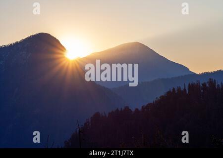 Paesaggio Himalaya. Alta vetta dell'Himalaya vista da lontano durante l'alba. Foto Stock