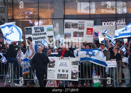 I sostenitori di Israele urlano ai sostenitori palestinesi attraverso la 42nd Street a Times Square durante una protesta in risposta alla guerra in corso tra Israele e Hamas a New York il 13 ottobre 2023. (Foto: Gordon Donovan) Foto Stock