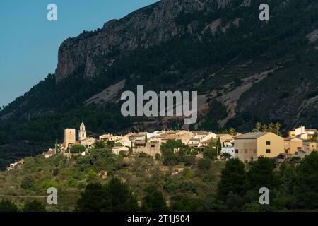 Paesaggio urbano della città vecchia di Almudaina, Costa Blanca, Alicante, Spagna - foto stock Foto Stock