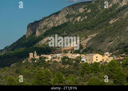 Paesaggio urbano della città vecchia di Almudaina, Costa Blanca, Alicante, Spagna - foto stock Foto Stock