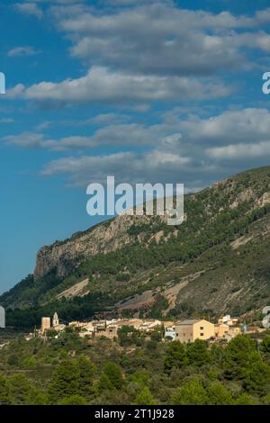 Paesaggio urbano della città vecchia di Almudaina, Costa Blanca, Alicante, Spagna - foto stock Foto Stock