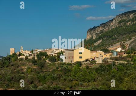 Paesaggio urbano della città vecchia di Almudaina, Costa Blanca, Alicante, Spagna - foto stock Foto Stock