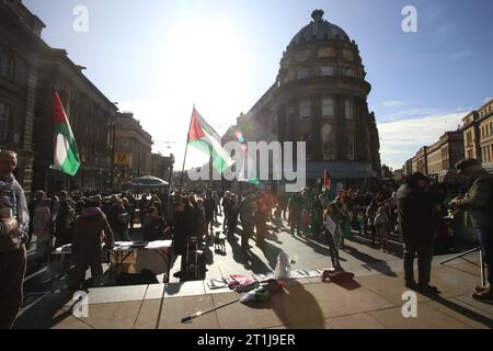 Dimostrazione di pace Israele-Palestina, monumento di Greay, la situazione in Israele e Palestina è in continua evoluzione, così come le esigenze dei civili nella regione. Il gruppo terroristico Hamas ha lanciato un attacco terroristico su Israele il 7 ottobre che ha ucciso più di 1.200 persone. Newcastle upon Tyne, Regno Unito, 14 ottobre 2023, Credit: DEW/Alamy Live News Foto Stock