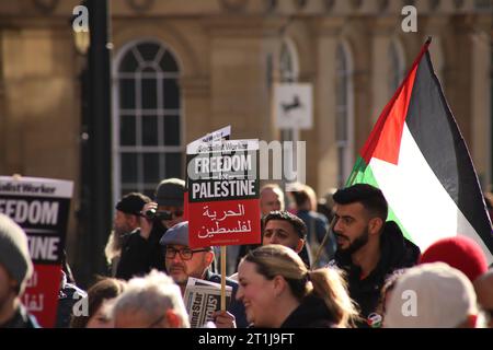 Dimostrazione di pace Israele-Palestina, monumento di Greay, la situazione in Israele e Palestina è in continua evoluzione, così come le esigenze dei civili nella regione. Il gruppo terroristico Hamas ha lanciato un attacco terroristico su Israele il 7 ottobre che ha ucciso più di 1.200 persone. Newcastle upon Tyne, Regno Unito, 14 ottobre 2023, Credit: DEW/Alamy Live News Foto Stock