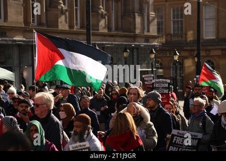 Dimostrazione di pace Israele-Palestina, monumento di Greay, la situazione in Israele e Palestina è in continua evoluzione, così come le esigenze dei civili nella regione. Il gruppo terroristico Hamas ha lanciato un attacco terroristico su Israele il 7 ottobre che ha ucciso più di 1.200 persone. Newcastle upon Tyne, Regno Unito, 14 ottobre 2023, Credit: DEW/Alamy Live News Foto Stock