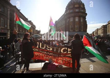 Dimostrazione di pace Israele-Palestina, monumento di Greay, la situazione in Israele e Palestina è in continua evoluzione, così come le esigenze dei civili nella regione. Il gruppo terroristico Hamas ha lanciato un attacco terroristico su Israele il 7 ottobre che ha ucciso più di 1.200 persone. Newcastle upon Tyne, Regno Unito, 14 ottobre 2023, Credit: DEW/Alamy Live News Foto Stock